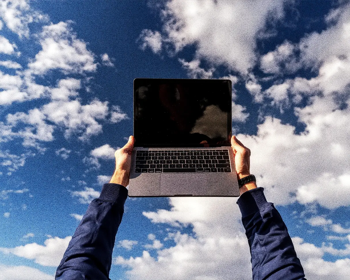 Bannière pour partie Workshop et Studio : deux mains qui tiennent un ordinateur vers le ciel avec un ciel bleu entouré de nuages